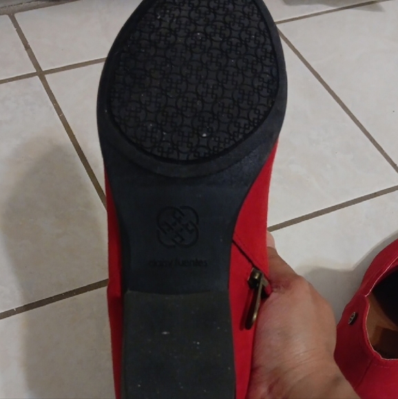 Daisy Fuentes Red Ankle Booties with Bold Design - Picture 6 of 6